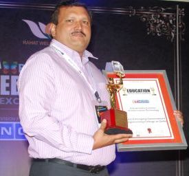 Registrar, IIIT-Delhi receiving the award